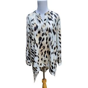 Chico's Sz 1 Brown White Animal Print Asymmetric Hem V-neck Top Sz M / 8